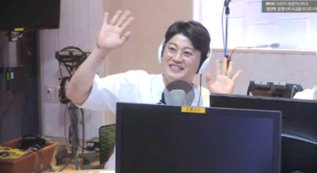 Kim Ho-joong expressed his first impression of Communication Free Pass Award.Singer Kim Ho-joong and Ahn Sung-hoon appeared in MBC standard FM Jung Sun-hee, Moon Chun-siks now radio era broadcast on July 6.DJ Moon Cheon-sik said: There is good news for Kim Ho-joong, so far the interview free pass award floating number one was Lee Seung-gi.But Kim Ho-joong beat it, he said.