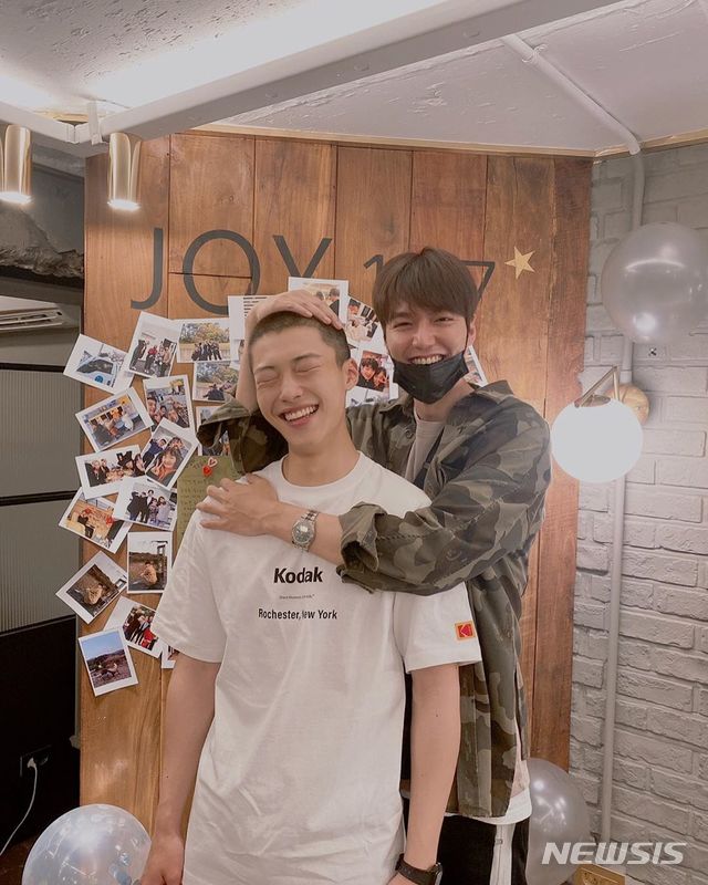 Woo Do-hwan posted a picture of Lee Min-ho on his Instagram the day before (5th) and posted I will be with you, Your Majesty.Woo Do-hwan in the picture is shaved, and Lee Min-ho is touching his head.The pair co-starred in SBS Drama The King: The Monarch of Eternity, which last month ended.Lee Min-ho also sent Woo Do-hwan to Instagram accounts on the same day, posting the same photo.Woo Do-hwan posted a handwritten letter on Instagram on the 24th of last month and announced the Enlisted fact.He said, I was happy with every piece of love you have sent me, he said. Thank you for watching and loving my 20s.He made his debut in 2011 with the movie Yeon Island Baby, and appeared on KBS 2TV Drama Man in My House, OCN Save Me and JTBC My Country.The King, which played a two-person role in the roles of Joe Eun-seop and Cho Young, became the last work before Enlisted.