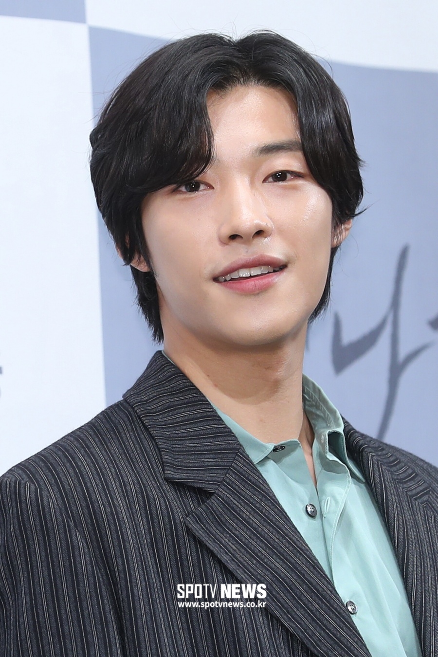 Actor Woo Do-hwan is Active duty Enlisted.Woo Do-hwan is Enlisted as Active duty on the 6th.After entering the Army Training Center on June 6, he will be assigned to the army after basic military training and will fulfill his duty of defense with Active duty.Woo Do-hwan, who recently appeared on SBSs Golden Drama The King - Eternal Monarch, says goodbye to fans for a while after this work.On the 5th day of Enlisted, he showed a farewell party with Lee Min-ho, who appeared together in The King - Eternal Monarch with a shaved photo of his hair.Lee Min-ho called the name of The King and said, Infant will be the first gun in the world. Woo Do-hwan replied, I will come and be your Majesty.Woo Do-hwan posted a letter on SNS and revealed his intention to be Enlisted. Woo Do-hwan said, I was happy with every piece of love you sent me.Thank you for watching my twenties and loving me. Thanks to that, I was able to spend my 20s so happy. I thank the fans and said, I hope you are healthy and happy in a very difficult time.I will go well and greet you in a good way. I love and appreciate it enough to express it in any word. Woo Do-hwan was born in 1992 and debuted in 2016 as KBS2 Drama The Man Who Lives in My House.Since then, he has been known as the 20th representative actor of Korea through various works from historical dramas such as KBS2 Mad Dog, MBC Great Temptator, JTBC My Country to Melody.Recently, he appeared in Kim Eun-sooks The King - Lord of Eternity.=
