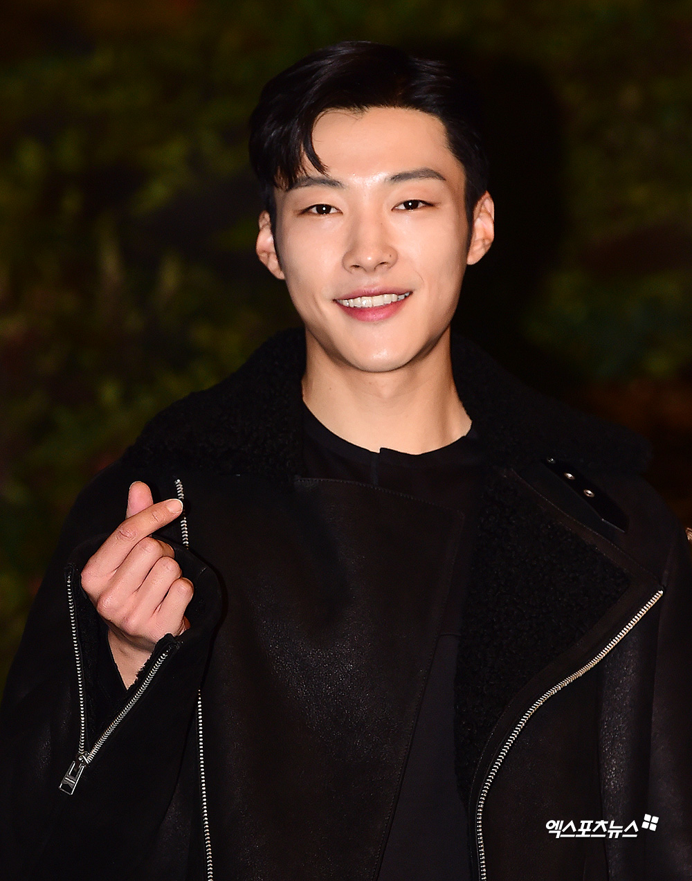 Actor Woo Do-hwan fulfills his duty of defense.Woo Do-hwan posted his handwritten letter on his Instagram and said, I am sorry that I can not meet directly and say hello. I was happy with every piece of love you sent me.Thank you for watching my twenties and loving me, so I was able to spend my 20s so happy. Woo Do-hwan posted a picture of his barricaded acting on his Instagram two days before Enlisted, soothing the fans regret.On the eve of Enlisted, he also posted a farewell photo with actor Lee Min-ho who accompanied SBS drama The King.Lee Min-ho posted a picture of Woo Do-hwans short-cut head on his Instagram and saw Woo Do-hwan with the words Infant is now the first gun.Young is the name of Woo Do-hwans The King role.Woo Do-hwan posted the same photo and boasted of the delight in the drama setting, leaving the word I will come and see you.Lee Min-ho, who is in the photo released together, embraces Woo Do-hwan, and Woo Do-hwan is also smiling and holding Lee Min-ho.Meanwhile, Woo Do-hwan made his debut in 2011 with MBN drama I came back and came right.In 2016, he took a public stamp as a master snapback, and he was recognized for his recognition and acting skills as a candidate for the mens new impression in the Baeksang Arts Film category.In 2017, he was loved by OCN drama Save me Seok Dong-cheol, and he was surprised by his charming pace and stable acting ability in KBS 2TV drama Mad Dog.In the recent SBS drama The King: The Lord of Eternity, Cho Young and Cho Eun-seop have shown their high-quality acting skills as two roles.Photo: DB, Woo Do-hwan Instagram