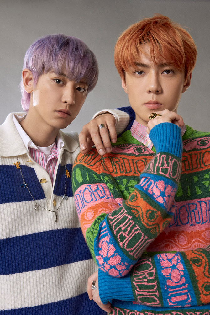 The new album 1 billion views feature of the group EXO unit EXO Sehun & Chanyeol has been unveiled.Moon added his voice to the album and the title song 1 billion views of the same name.It is a hip-hop genre song with an impressive funky guitar sound and disco rhythm. It features witty lyrics that compare the heart to the video repeatedly playing the love lover.Penomeko participated in the song Say It.The heavy 808 bass and Bossanova rhythm are combined to express the heartbreak of a man who wants to check his favorite mind with a song with a summer atmosphere.Penomeco participated in writing as well as feature-ring.The song with 10cm is another song Chuck.It is an impressive hip-hop song with a light piano riff and a heavy bass. It is a lyrics that reveals the narrator who is anxious about the other party who is in love with his cell phone.Gaeko worked and featured songs for the lyrical band sound-based R & B hip-hop song Dog.The lyrics that Sehun and Chanyeol develop in a different format that represents each other are the theme of the process of becoming an adult from childhood.EXO Sehun & Chanyeols first full-length album will be released on various online music sites at 6 pm on the 13th.Kim Hyeon-sik