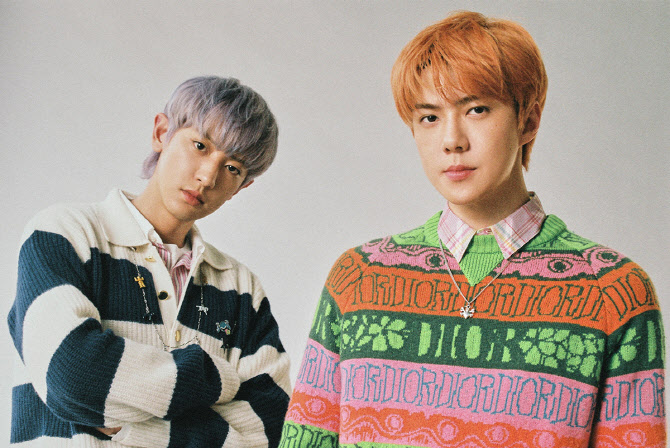The new album 1 billion views feature of the group EXO unit EXO Sehun & Chanyeol has been unveiled.Moon added his voice to the album and the title song 1 billion views of the same name.It is a hip-hop genre song with an impressive funky guitar sound and disco rhythm. It features witty lyrics that compare the heart to the video repeatedly playing the love lover.Penomeko participated in the song Say It.The heavy 808 bass and Bossanova rhythm are combined to express the heartbreak of a man who wants to check his favorite mind with a song with a summer atmosphere.Penomeco participated in writing as well as feature-ring.The song with 10cm is another song Chuck.It is an impressive hip-hop song with a light piano riff and a heavy bass. It is a lyrics that reveals the narrator who is anxious about the other party who is in love with his cell phone.Gaeko worked and featured songs for the lyrical band sound-based R & B hip-hop song Dog.The lyrics that Sehun and Chanyeol develop in a different format that represents each other are the theme of the process of becoming an adult from childhood.EXO Sehun & Chanyeols first full-length album will be released on various online music sites at 6 pm on the 13th.Kim Hyeon-sik
