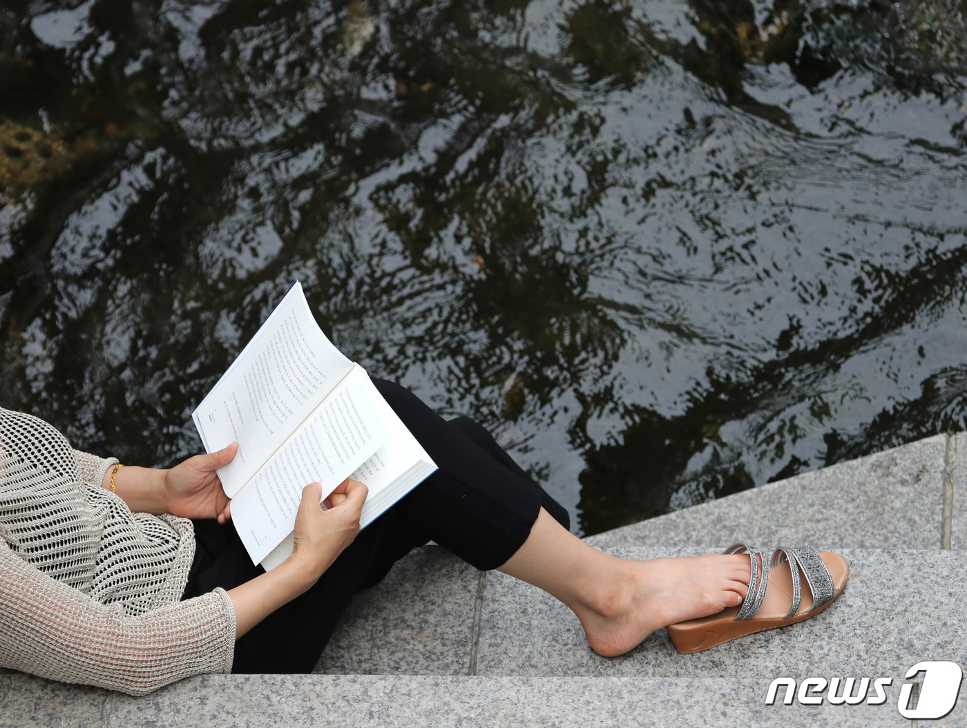 물가에앉아 이미지
