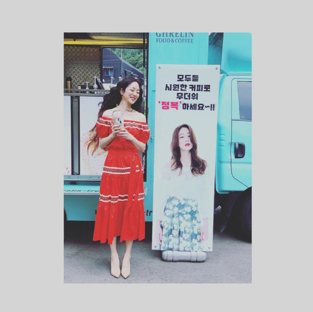 Actor Kim Hyo-jin gives a happy smile to Husband Yoo Ji-taes surprise Surprise giftKim Hyo-jin posted a picture on his instagram on the 7th, saying, It is the best Husband that sent Surprise Coffee or Tea.Kim Hyo-jin in the photo is smiling happy in front of Coffee or Tea sent by Husband Yoo Ji-tae.At this time Kim Hyo-jin wore a red dress, and her charm was even more brilliant as she added to her white skin.Especially in the Coffee or Tea phrase, I support Hyojins Reconciliation Period !Yoo Ji-tae Dream with Private Life I was able to feel the affection for Yoo Ji-taes wife Kim Hyo-jin.Meanwhile, Kim Hyo-jin married Yoo Ji-tae in 2011 and has two men.Kim Hyo-jin will appear in the JTBC drama Private Life scheduled to air in the second half of this year.