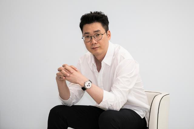 Twogether Jo Hyo-Jin PD commented on Season 2 plansIn an interview on the Netflix OLizynal series Twogether on the morning of the 7th, Jo Hyo-Jin Ko Min-seok PD, a company award winner, said, We also want to go to Season 2 if it is a situation.Joe PD said, Yesterday (Ryu) I contacted Mr. Lee by messenger.I asked him, How is Korea? and Can we go to Season 2? he said, We want to go to Season 2 of course.Lee Seung-gi, I had so much fun filming with Ryu I-ho and had so much fun filming on my hands that I think it would be better if Season 2 went with the two of you.(Ryu) Lee said, If it goes better, I will go to Season 2 and I will work harder to study Korean.Then I can show you more diverse things. Haha. He is a bright and cute friend.If you go to Season 2, I would like to show you more diverse countries, and it would be good to show you that Mr. Seung-ki and Mr. Lee share their language a little more.Im thinking that once we get to season two, Mr. Lee will be formidable. (Laughs)Twogether has been a big topic since it was released on Netflix on the 26th of last month, and has become the top 10 content of today in many countries.Joe PD said, I am so grateful. In fact, I did not know how much response I would have at first.I know some about domestic entertainers, but I was worried about going with overseas entertainers. It was another challenge for the program, but fortunately, many people liked it, and most of all, it was nice to have two people who participated in it so much.Im glad the process was so fun and fun, and the results seemed good, and Im glad theres a chance for Season 2. Haha. Popularity?I heard that there are more fans of Seung-gi in the Chinese region, and I think it seemed cute to give consideration to Mr. Lee and speak Chinese.And I think you liked the bromance that started with the awkward air and got closer and closer.I also think that you have felt the satisfaction of the proxy in the situation where you can not travel freely because the city is now a city. On the other hand, Netflix OLizynal series Twogether is an eye-cleaning healing travel variety in which Lee Seung-gi, Ryu Ho and two other same-age stars from the language are traveling around Asia.It was released simultaneously around the world on Netflix on the 26th of last month.