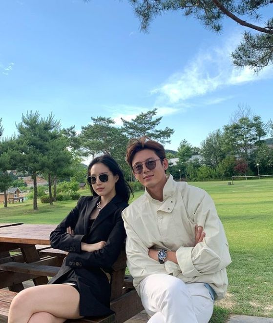 Group Apex Son Na-eun encouraged Should catch the première to dinner togetherSon Na-eun posted several photos on his SNS on the 7th with an article entitled I want to eat tonight at 9:30 pm.In the open photo, Son Na-eun is styled in all black from costume to accessory. It emits sophistication with a dotted pose.Photos with Song Seung Heon, Lee Ji Hoon and Seo Ji-hye, who are breathing in the play, were also released.The fans who responded to the photos responded such as The glow is beautiful, Should catch the premiere today and Everyone is cool.On the other hand, MBC drama I want to eat dinner starring Son Na-eun is broadcast every Monday and Tuesday at 9:30 pm.