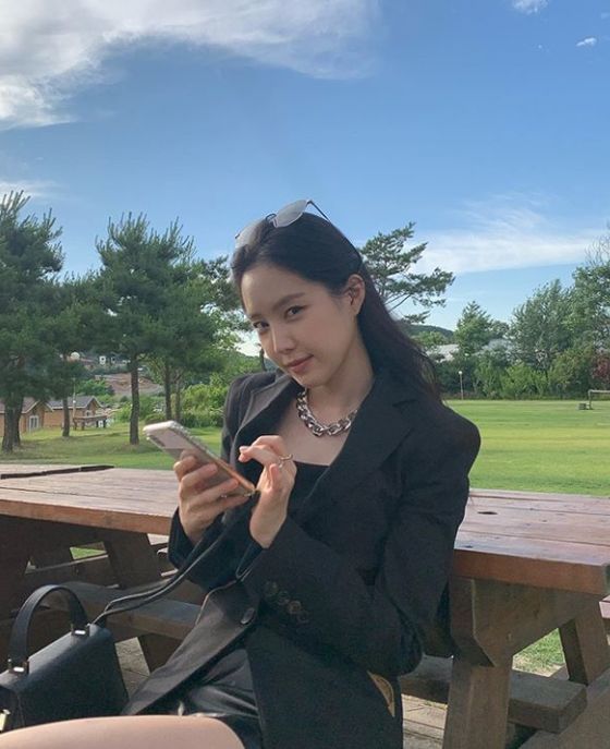 Group Apex Son Na-eun encouraged Should catch the première to dinner togetherSon Na-eun posted several photos on his SNS on the 7th with an article entitled I want to eat tonight at 9:30 pm.In the open photo, Son Na-eun is styled in all black from costume to accessory. It emits sophistication with a dotted pose.Photos with Song Seung Heon, Lee Ji Hoon and Seo Ji-hye, who are breathing in the play, were also released.The fans who responded to the photos responded such as The glow is beautiful, Should catch the premiere today and Everyone is cool.On the other hand, MBC drama I want to eat dinner starring Son Na-eun is broadcast every Monday and Tuesday at 9:30 pm.