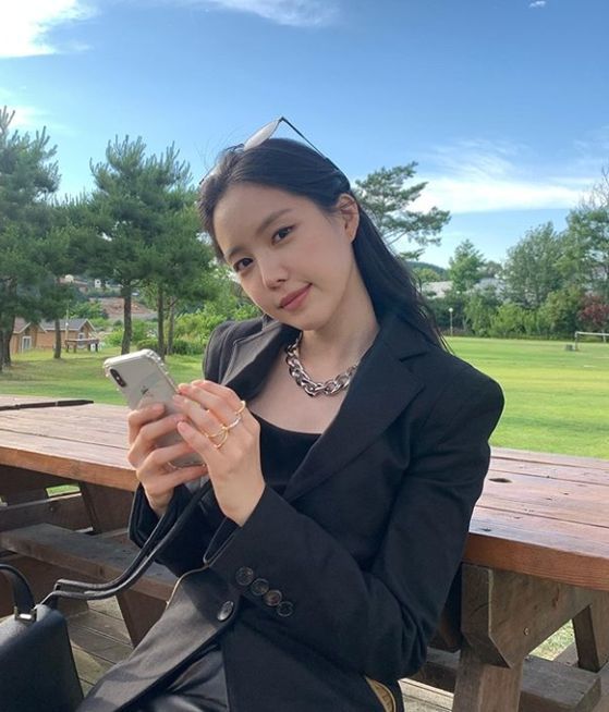 Group Apex Son Na-eun encouraged Should catch the première to dinner togetherSon Na-eun posted several photos on his SNS on the 7th with an article entitled I want to eat tonight at 9:30 pm.In the open photo, Son Na-eun is styled in all black from costume to accessory. It emits sophistication with a dotted pose.Photos with Song Seung Heon, Lee Ji Hoon and Seo Ji-hye, who are breathing in the play, were also released.The fans who responded to the photos responded such as The glow is beautiful, Should catch the premiere today and Everyone is cool.On the other hand, MBC drama I want to eat dinner starring Son Na-eun is broadcast every Monday and Tuesday at 9:30 pm.