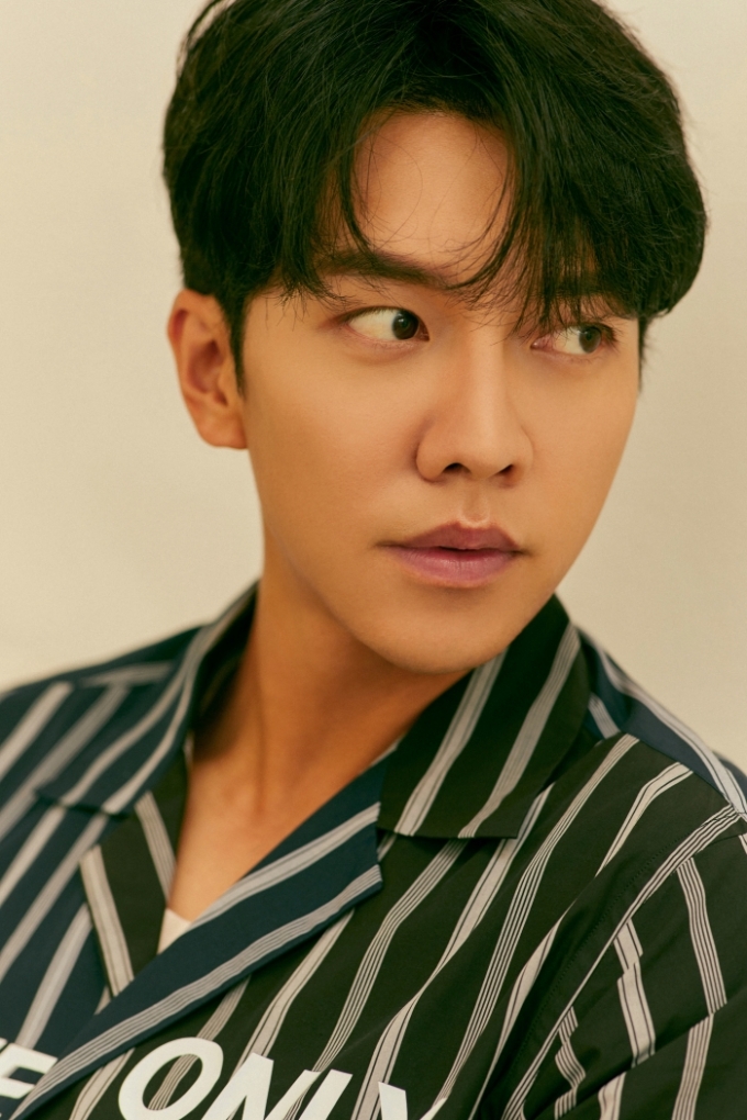 Netflixs Twogether production team said that they had taken singer and actor Lee Seung-gi-gi-gi from the planning stage.Korean Celebritys who can adapt to the environment of unfamiliar foreign countries, easily get close to foreign Celebritys who have met for the first time, and can lead the entertainment freely.It seemed that there was no need for a long explanation of why Lee Seung-gi-gi Gi was needed in Twogether.Lee Seung-gi-gi-gi, who recently met in a video interview, was different from the production team that had unlimited trust, but it was a big Top Model for him because he had many unstable factors unlike the existing Korean entertainment.At the production presentation of Twogether, Taiwanese actor Ryu I-ho confessed that he thought he was sleeping at his quarters when he finished filming.Lee Seung-gi-gi-gi, who watched the scene right next to him, said, Lee has not been able to escape the shock for three days.If Ryu needed time to adapt to Korean entertainment that pursues reality, Lee Seung-gi-gi-gi focused on communicating with him, but he felt that communication was good because the language did not work.Lee Seung-gi-gi-gi, who made his debut this year for 17 years, made his debut as a singer and has grown into a comprehensive Celebrity by watching drama, movies and entertainment.Im still so vague and unknowing and afraid, he said, and I hope I can become an Celebrity who can continue to work on the spot without losing the trend.I think its important for me to find someone who can do well and do what I want to do, but I think its important for me to find me.When I was doing KBS2 1 night and 2 days, I did not have any philosophy. It was fun, I can do.I didnt know if Id be able to lead someone as soon as I am.Recently, the production team who sees my value high finds me, so I want to meet my expectations and work with someone who wants me.I like entertainment and think it is one of the most powerful contents in Korea. I am doing entertainment for a long time without intention, and it seems to have philosophy and responsibility. Lee Seung-gi-gi-gi It was a big Top Model, Twogether... It was Mo or Do.