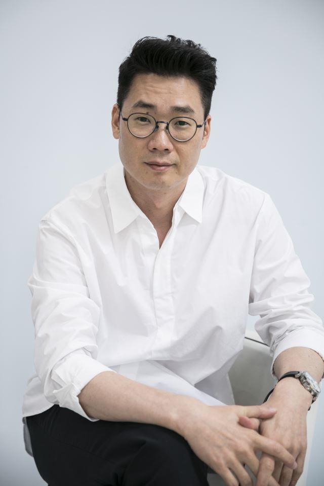 Cho Hyo-jin PD, who led SBSs representative entertainment Running Man, nestled in Company Imagination in 2015.Since then, Netflix has shown its mystery entertainment The Beginner is You for the first time in Korea in 2018 and succeeded in recovering.He was a professional entertainment specialist who ran, chased and tracked. It was unexpectedly a Travel entertainment.Twogether centered on Korean star Lee Seung-gi, who has a different nationality and opposite personality, and Ryu Ho of Taiwan.Something was needed to melt the language barriers and I came up with a fan with a bridge to connect them.I wanted to give Travel a strong purpose, Joe said in an interview on the 7th, because they dont talk, I thought about a room and then I thought about going into the lives of fans.The real protagonist of this work is the fans, he recalled. There were many moments when I was shooting.Twogether was released simultaneously to more than 190 countries around the world on the 26th of last month.Travel, which started in September last year in Yuyakarta, Indonesia, went through Bali, Bangkok, Chiang Mai, Pocara and Kathmandu; its destination was the home of fans and the journey consisted of a recommended course for fans.Shortly after the release, it entered the TOP10 in several countries.We have limited travel overseas in the aftermath of the new Coronavirus infection (Corona 19, but we hope that you will be satisfied with Twogether, said Cho.The same-age star, who sat across from the open landscape, talked with his eyes and gestures, adding to the rich story, including the missions the crew throws.At first, I wondered if it would be possible to travel without conversation. The role of ambassadors on the air is quite large.I tried to fill the awkwardness through the mission, but when I looked at the shooting video, it was more fun to have a small conversation that I shared poorly.The process of getting to know each other was more moving than I thought, so I started to reduce my mission and focus on my relationship.So I didnt deliberately intervene.We had two people take care of it without an interpreter, said Cho. We wanted to show how two people who have different cultures and not language can build friendships.Lee Seung-gi was especially big. Twogether was important for affinity and adaptability, and Lee Seung-gi was active.The expression of the right person is more accurate than the one with Lee Seung-gi in mind, said Cho. I have a lot of experience and have a good reading flow.The reason why Joe PD, who led the revival of Running Man and established himself on SBS, expanded his territory to Netflix is to buy time to worry.Netflix is all pre-production, and its not time-consuming, so you can study and think about it enough, but the system that you release at once is not yet adaptable.I cant ignore the growing part of the characters build-up and the audiences response.I want to continue to have a different and pleasant Travel with the two, Joe PD said, referring to Season 2. If it is impossible to travel overseas immediately, it would be good to visit each others country through two or four outings.Ryu wanted to go camping, especially.Netflix original entertainment Twogether Cho Hyo-jin PD