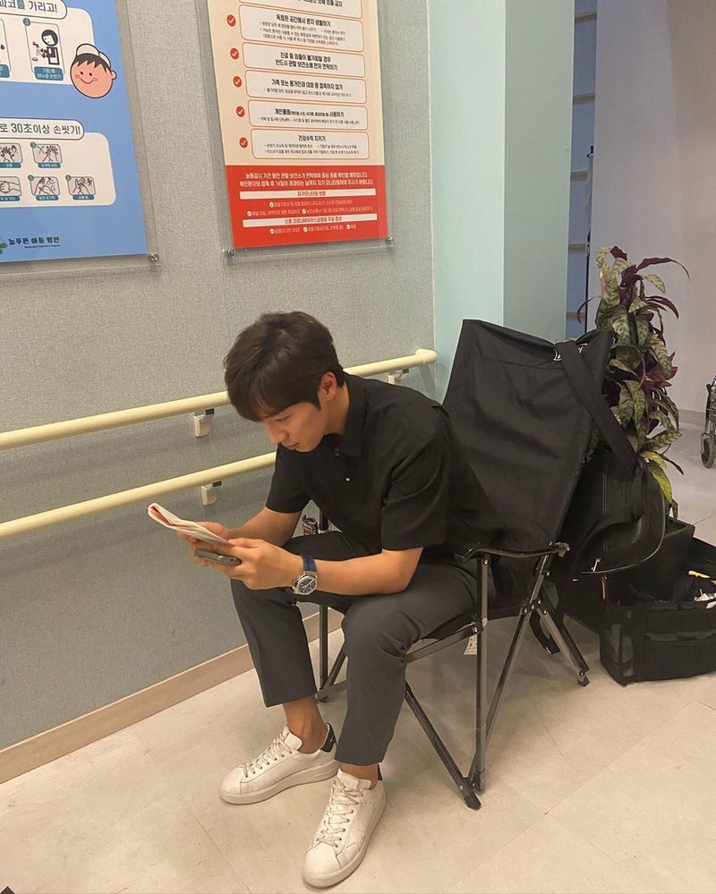 Actor Lee Sang-yeob has revealed his candid routine.Lee Sang-yeob posted a picture on his Instagram on July 7 with an article entitled Playing a script in bed.Inside the picture was a picture of Lee Sang-yeob sitting in a chair and watching the script; Lee Sang-yeob added a stylish charm with black shirts and pants.Lee Sang-yeobs chic atmosphere catches the eyeThe fans who responded to the photos responded such as It is so funny, It is better to be honest and It is handsome.delay stock