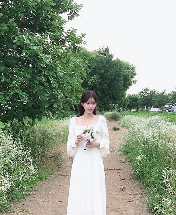 Im Soo-hyang, wearing a pure white dress...Goddess beauty in the forest Actor Im Soo-hyang shows off his Goddess figure in the forestIm Soo-hyang posted several photos and videos on his instagram on the 6th, along with an article entitled # When I was the most beautiful... Poster.In the open photo, Im Soo-hyang is in the midst of shooting drama Poster in the background of a flowering forest road wearing a white dress.Im Soo-hyang, who smiles happily with flowers in both hands, showed off her fairy beauty and inspired the admiration of the netizens.The netizens who responded to the post responded to Im Soo-hyung and Love, Beautiful Sister and What is Fairy because there are two things that can not be hidden in the world.On the other hand, Im Soo-hyang returns to the house theater with MBCs new drama When I Was Most Beautiful, which will be broadcasted in August.Photo Im Soo-hyang SNS
