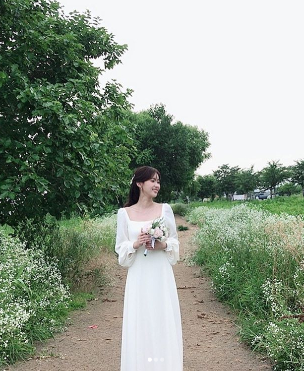 Im Soo-hyang, wearing a pure white dress...Goddess beauty in the forest Actor Im Soo-hyang shows off his Goddess figure in the forestIm Soo-hyang posted several photos and videos on his instagram on the 6th, along with an article entitled # When I was the most beautiful... Poster.In the open photo, Im Soo-hyang is in the midst of shooting drama Poster in the background of a flowering forest road wearing a white dress.Im Soo-hyang, who smiles happily with flowers in both hands, showed off her fairy beauty and inspired the admiration of the netizens.The netizens who responded to the post responded to Im Soo-hyung and Love, Beautiful Sister and What is Fairy because there are two things that can not be hidden in the world.On the other hand, Im Soo-hyang returns to the house theater with MBCs new drama When I Was Most Beautiful, which will be broadcasted in August.Photo Im Soo-hyang SNS