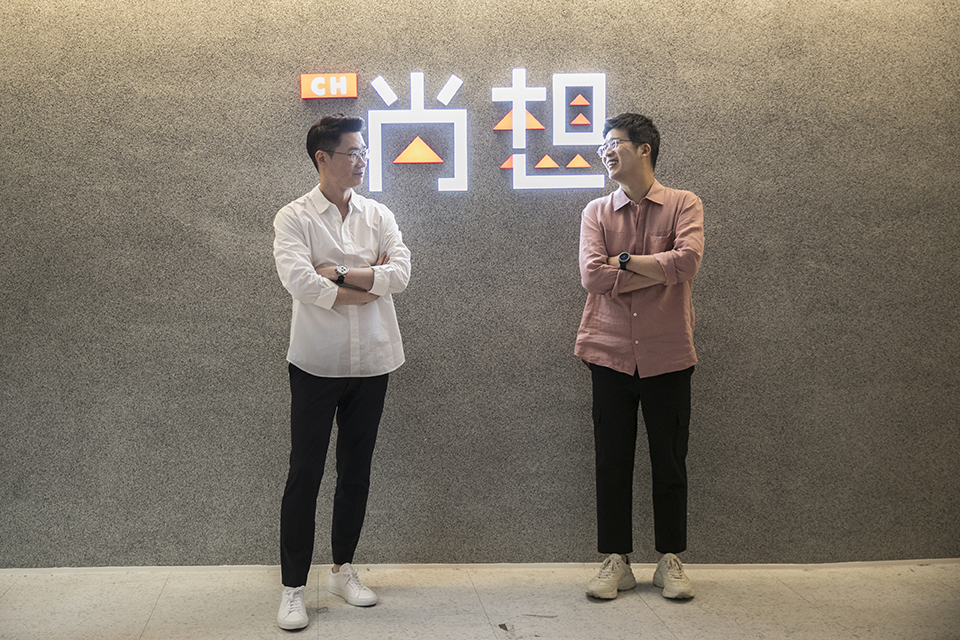 I met Jo Hyo-JinPD and Ko Min-seok PD who made Netflix original Twogether with Lee Seung-gi and Ryu Ho.In an interview that was conducted as a part of the social distance caused by Corona 19, Jo Hyo-JinPD and Ko Min-seok PD were busy praising the performers even though they were the leading actors in promoting K-entertainment Worldly.Q. The criminal was waiting for season 3 of You (hereinafter referred to as Bumbaner), but unexpectedly he returned to travel entertainment.Unlike the program characteristics that many members such as Running Man and Bum Banner who had previously appeared, and needed complex and sophisticated setting and setting, it was fresh because it was a program that was simple with two performers.What is the trigger for YG Entertainment for travel entertainment?A. Bumbaner 3 is being edited after shooting now, so it seems that you can see it at the end of this year or early next year.Twogether is the most smooth content I have ever done.So far, I have been doing a lot of hard and mission-oriented content, but I wanted to do a little different resolution.I wanted to deal with the romance of two people with different languages ​​and cultures, but the best medium was travel, so I got Twogether.Q. Lee Seung-gi and Ryu Ho were wondering when they heard the article.I have never been active in Korea and I can not imagine that Ryu is appearing in Korea entertainment.So it was a fresh combination and when I saw the broadcast, two people really showed me the fantasy chemistry.A. Lee Seung-gi had been in mind since the beginning.When I found a person who was able to read the whole edition and active, I naturally found Lee Seung-gi, and I thought about many other people such as foreigners, foreign actors, and foreign singers.We had a lot of candidates, but when we contacted Ryu, I felt so good at the beginning that I decided to be a member.Ryu had the charm of entertainment beginner, and Lee Seung-gi played a role in stimulating Ryu to attract and attract charm or grow.At first, I wanted to do what I wanted to do because the language was not good, but I was almost blind to the development of the romance as the two of them went through the situation.The speed of getting to know each other was fast, so the mission was also controlled gradually on the spot.Q. The chemistry of the two actors was good, but more surprising is that the chemistry with the locals was good.Urapes entertainment is also full of gags among ordinary viewers, so there are many laughs in the amount of people with the general public, and the same is true for foreign people.The reaction was so natural and Lee Seung-gi - so close to Ryu I-ho that it seemed like playing a game.A. I did a lot of local exploration.For now, when setting Europe or worrying about the place, I asked the tourists not to be a famous place but to local fans, and they were recommended places where they had memories, and I chose the mission so that they could experience the most possible melting with the locals.Some fans came to the scene to see how they knew even though they had secretly visited the place.The situation that could only go to Game suddenly changed to a situation where communication was made, and the actors were more comfortable and could work hard.Q. How did you select the fans you met locally? It seemed difficult to invite the star to the house.A. It was a short period, but I got stories from my fans: there was an application form and there were precautions and notices in it.He saw it and applied, and he wrote down his story, how he became a fan of the artist, and the place where he recommended the area.I selected each story by reading the stories, but I selected the area where there were few fan meetings or events.I did not know that I would really go to my house, but I think I was imagining that I could come to my house at the time of sending the application.I did not go to the house after consulting with the fan in advance, so if I could not do all the missions, I could not go to it, even I went to it, but the fan could not be at home.Fortunately, however, I was able to meet all the fans this season.Nepalese fans, in particular, were almost fainting when Lee Seung-gi suddenly appeared at home.When we were shooting home, we could not take two or three cameras and fill the microphone, so we could not get caught up in detail because we could not use the boom microphone.It was a cluttered sight.Q. I care carefully when I do all the works, but what is more important when I make Twogether?A. I was careful to show as much of the beautiful scenery of other Europe as possible, and I talked to the director of the film in advance, and the color correction made it possible to make the atmosphere of the scene as much as possible.The local music was also placed with care, allowing the local characteristics to be conveyed to the eyes and ears with beautiful scenery and traditional music.Q. Travel entertainment has a lot of formats and worlds in our country, but what do you think is the reason why the toxic Twogether is loved?A. The fun and information that comes out when two people with different cultures come across another culture is like the strength of our program.The point is that seeing the process of getting closer to the two people makes us experience indirect experiences like getting closer to strangers in guesthouses.Personally, my favorite moment is sitting in the hostel and talking to Ryu Ho as a really good friend to Lee Seung-gi, and Lee Seung-gi is a scene of smiling and smiling.The romance of the two people is accumulated, but the feeling of Asia that is strange to care for each other rather than actively expressing it makes me feel strange.The relationship between the two chemistry and bromance seems to have become the charm of our program.According to the foreign medias evaluation, it is a Korean entertainment, and it is well evaluated that people from other cultures can sympathize.Q. More extensively, Korea entertainment is being introduced to Netflix. Why is Korea entertainment loved?A. I think its natural. Ryu Ho came and said a lot, I didnt really know how to do this. He really wondered if he should sleep here and really do it himself.When I talked to Netflix, the Americans asked me a lot of Do you really do it? And when I was working for China, the China people asked, Do you really do it?This seems to be the best part of Korea entertainment, and the naturalness of it is different because it is really shown on the air.It also seems that stars like to actively grow through the difficulties.This is the most Korean entertainment, and I think it is a part that can be sympathized with World.Q. I look forward to next season. It was so pleasant and enjoyable. I cant wait to see next season. Give me a little notice.A. Netflix could have asked him to play season two, and if he said he was okay, he would have season two, and Ryu asked yesterday, Are we going to season two?It feels good to wait for the next time that the people who were Twogether were fun and fun.If it is a situation, I want to play season 2, and I can show the more advanced brother of Lee Seung-gi Ryu, and the more advanced language ability.I would like to show you more expansive if fans of another culture or Europe apply.Q. Is there anything else you can prepare for entertainment?A. The idea is still being prepared.The above-mentioned Bum Banner 3 is also being prepared at the end of this year or early next year, and another kind of entertainment that is not as hard as Bum Banner and not as soft as Twogether is also YG Entertainment.We are working hard to make something more challenging but fun to see in various types of entertainment within the category of entertainment.iMBC • Photos