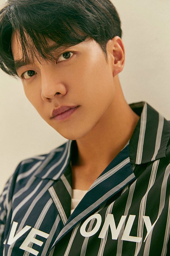 Singer and actor Lee Seung-gi, 33, has a close friend who is the same age; the main character is Baro Chinese star Ryu I-ho.Friends from two countries, both cultures and languages, have united as Netflix Twogether, gaining and healing pleasant energy from their trips to Asian fans.Nowadays, I can not travel abroad with Corona 19, and I am offering proxy satisfaction.Twogether, which was released on June 28th in eight episodes, is SBS Running Man Netflix Baro you!Cho Hyo-jin and Ko Min-seok, who directed the series, took the megaphone. It is said that the beautiful natural scenery and the unprocessed appearance of overseas fans have made full use of the real variety.Following Interview One.- I thought you were too burdened.We were open all over the world through Netflix, but we thought it was a thorough Korean entertainment.It is a Korean real variety, and in that part, Ryu Ho would have been uncomfortable working with a production team with different languages ​​and cultures.Moreover, I thought the image would last long in the first fixed Yi Gi of the Korea program, so I worked harder to show that Korea entertainment is excellent. - What was different from the existing entertainment.Its a Top Model to say nicely, but I honestly thought, Mo or Do, there was nothing to fill in when the broadcast wasnt released, there was little I could do because the language was different.There were a lot of handicaps, but the crew was well prepared and we just had to enjoy and immerse ourselves in the situation.I am grateful for this quick response: I think the confidence that we can win in the fast-changing content market is also hopeful.- What about the reactions around you?I think I speak Chinese, and Ryu Ho seems to have played a cute point in Korean.(Laughing) And there was feedback that Friend Ryu Ho-ra would like to be warm and Twogether again.Many people said it was good to see the scenery that was open to the heart in a frustrating city, and they felt the charm of the birdie trip.- When was Ryu Ho who was seen from the side when he was most embarrassed?I really thought I was going to cut to sleep, but I did not wake up for three days because I really slept and washed.(Laughing) explained that this was Korean style, and I was embarrassed by the hardcore difficulty when playing.I think the thrilling feelings I felt when I had a little foul play and betrayal while I was on the mission were the factors that I was embarrassed. - I was shocked to see Ryu I-hos silk pajamas. Have you tried on the pajamas I got you for gift?It was better for me to sleep than I thought, but I thought it might look too much, but I was able to sleep well and it was good, and I thought silk would not absorb sweat, but I could not sweat because of my mood.I was shocked, better than I thought.- Did you have a sympathetic taste of your age?Ryu said that his hobby was camping, and he said he was resting in the mountains like backpacking, and that if I went to Taiwan, I would try it Twogether.I think Ive come close to sharing a small taste.- I also expressed my desire to marry at forty.I thought it was Age, which was filled with more convictions in me, I think forty because I dont think I want to make a difference in my life and inside, and I think the number forty is not disgrace.Thats the standard for AgeYi Gi, which is a leaving temptation.- What works will Twogether be remembered as?entertainment is this! This is what you have to do! I need this! Its a work that almost ruled out this.I loved the change in fear to conviction, and I learned that this way I could make fun.It is a precious work that made me realize that I can do Top Model because of Yi Gi, which made a change in me. Continue in >3Photo: Netflix