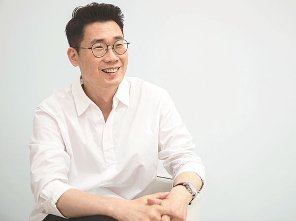 Cho Hyo-jin PD, who led SBSs representative entertainment Running Man, nestled in Company Imagination in 2015.Since then, Netflix has shown its mystery entertainment The Beginner is You for the first time in Korea in 2018 and succeeded in recovering.He was a professional entertainment artist who ran, chased and tracked. What he brought out this time is unexpectedly a Travel entertainment.Twogether was the center of the same age star, Lee Seung-gi of Korea, and Ryu Ho of Taiwan, who are different in nationality and opposite in character.Something was needed to melt the language barriers and I came up with a fan with a bridge to connect them.I wanted to give Travel a strong purpose, Joe said in an interview with the company on the 7th, because they dont talk, I thought about going into the lives of fans.The real protagonist of the work is the fans, he recalled. There were many moments when I was shooting.Twogether was released simultaneously to more than 190 World countries 26 days ago.Travel, which started in September last year in Yuyakarta, Indonesia, went through Bali, Bangkok, Thailand, Chiang Mai, Nepal Pocara and Kathmandu.The destination was the home of fans and the journey consisted of a recommended course for fans; it entered the top 10 in many countries shortly after its release.The new Covid virus infection (Covid19) has limited overseas travel, and I hope you will be satisfied with your Twogether, said Joe PD.The same-age star, who sat across from the open landscape, talked with his eyes and gestures, adding to the story, including the missions the crew throws.At first, I wondered if it would be possible to travel without conversation. I was worried about language barriers because of the role of ambassadors on the air.So I tried to fill the awkwardness through the mission, but it was more fun to have a small conversation that I had a bad time shooting.The process of getting to know each other was more moving than I thought, so I started to reduce my mission and focus on my relationship.Joe PD did not deliberately intervene and let the two stars act without interpreting.I wanted to show how two people who dont speak and have different cultures build friendships, he said. Lee Seung-gis credit was great in the process.Twogether is important for affinity and adaptability, but Lee Seung-gi is active.Its more like the right person than the one who had Lee Seung-gi in mind, Joe said. I have a lot of experience and read the flow well.Joe PD, who had established himself on SBS, moved to Netflix to buy time to worry. Netflix is all pre-production.I can study and think about the program enough because I am not being chased by time. But the system that is open at once is not yet adapted.I cant ignore the growing part of the characters build-up and the audiences response.I want to continue to have a different and pleasant Travel with the two, Joe PD said, referring to Season 2. If you can not travel overseas with Covid19, it would be good to visit each others country through two or four outings.Ryu wanted to go camping, especially.Netflix nesting Cho Hyo-jin PD, Korea Lee Seung-gi Taiwan Ryuho World City background travel entertainment line