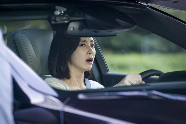 The elegant friends Song Yoon-ah and Lee Tae-hwan are horribly intertwined.JTBCs new gilt drama Elegant Friends (directed by Song Hyun-wook and Park So-youn, playwrights Park Hyo-yeon and Kim Kyung-sun, production studio & new and Jay C & C & N) will be broadcast on July 10, two days before the first broadcast, on the 8th, Nam Jeong-hae (Song Yoon-ah) and Lee Tae-hwans dizzying side The first meeting was released with a still cut.Elegant Friends is a mystery drama about 20 years old Friends and their couples who have cracked in peaceful everyday life due to the sudden death of Friend.The changes of those who have been hit by a storm in their calm lives give a pleasant sympathy and stimulate a thrilling suspense.The photo, released on the day, captured the scene of a breathtaking accident on the way to work in the South Jeonghae Sea, and it makes you guess the moment when the hand holding the steering wheel and the surprised expression would have been dangerous.The strange young man who was riding a motorcycle and a dizzying accident almost happened. Above all, the curiosity of the questionable man, Jugangsan, who took off his helmet and revealed his face, is amplified.The cold eyes looking at the Namjeonghae, which hands the business card in the ensuing photos, are not unusual.He leaves a strong first impression and raises his curiosity by foreseeing what his identity is, the beginning of an unusual relationship with Namjeonghae.With the launch of Acting Actors including Yoo Jun-sang, Song Yoon-ah waiting for the first broadcast, the appearance of Lee Tae-hwan, who announced the special appearance earlier, stimulates the expectation sentiment.Mt. Jugang is a Hunan golf instructor with a gentle manners, and is a key figure in the play that is intertwined with major characters such as Ahn Jung-chul (Yoo Jun-sang) and Nam Jeong-hae.How everything will affect the daily life of these middle-aged couples and friends who were perfect and happy, and the secret presence already focuses attention.From the first meeting, the relationship between Nam Jeong-hae and Mount Jugang begins to get entangled and adds a chewy tension, said the production team of Elegant Friends.Were waiting for an unexpected reversal, so please look forward to it.July 10 at 10:50 p.m. JTBCs first broadcast. (Photo Offering: Studio and New and Jay C&N)