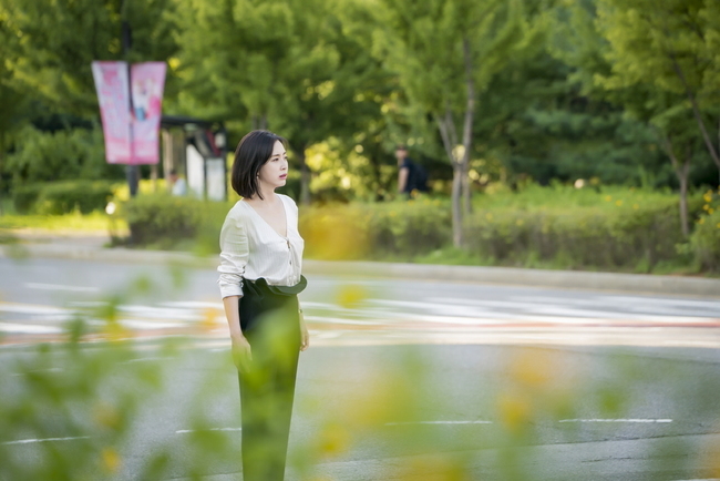 The elegant friends Song Yoon-ah and Lee Tae-hwan are horribly intertwined.JTBCs new gilt drama Elegant Friends (directed by Song Hyun-wook and Park So-youn, playwrights Park Hyo-yeon and Kim Kyung-sun, production studio & new and Jay C & C & N) will be broadcast on July 10, two days before the first broadcast, on the 8th, Nam Jeong-hae (Song Yoon-ah) and Lee Tae-hwans dizzying side The first meeting was released with a still cut.Elegant Friends is a mystery drama about 20 years old Friends and their couples who have cracked in peaceful everyday life due to the sudden death of Friend.The changes of those who have been hit by a storm in their calm lives give a pleasant sympathy and stimulate a thrilling suspense.The photo, released on the day, captured the scene of a breathtaking accident on the way to work in the South Jeonghae Sea, and it makes you guess the moment when the hand holding the steering wheel and the surprised expression would have been dangerous.The strange young man who was riding a motorcycle and a dizzying accident almost happened. Above all, the curiosity of the questionable man, Jugangsan, who took off his helmet and revealed his face, is amplified.The cold eyes looking at the Namjeonghae, which hands the business card in the ensuing photos, are not unusual.He leaves a strong first impression and raises his curiosity by foreseeing what his identity is, the beginning of an unusual relationship with Namjeonghae.With the launch of Acting Actors including Yoo Jun-sang, Song Yoon-ah waiting for the first broadcast, the appearance of Lee Tae-hwan, who announced the special appearance earlier, stimulates the expectation sentiment.Mt. Jugang is a Hunan golf instructor with a gentle manners, and is a key figure in the play that is intertwined with major characters such as Ahn Jung-chul (Yoo Jun-sang) and Nam Jeong-hae.How everything will affect the daily life of these middle-aged couples and friends who were perfect and happy, and the secret presence already focuses attention.From the first meeting, the relationship between Nam Jeong-hae and Mount Jugang begins to get entangled and adds a chewy tension, said the production team of Elegant Friends.Were waiting for an unexpected reversal, so please look forward to it.July 10 at 10:50 p.m. JTBCs first broadcast. (Photo Offering: Studio and New and Jay C&N)