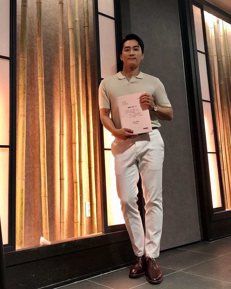 Dandy at a distance and superior.Song Seung-heons wonderful script Celebratory photoand shared the message.Actor Song Seung-heon posted a picture on his instagram on July 8.Song Seung-heon in the photo shows off his dandy and holds a script; he thrilled fans with a superior proportion and warm visual from afar.limited one