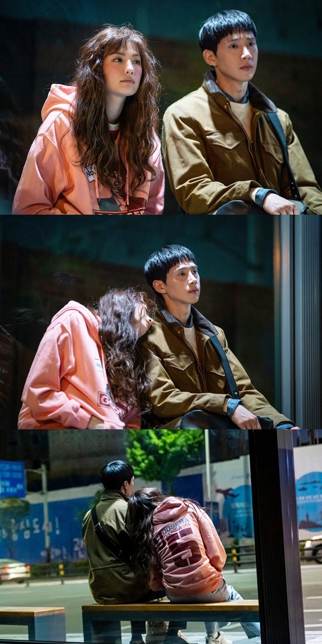 Nana leans on Park Sung-hoons shoulder when it is sprayed.KBS 2TV Tree Drama No Job to Ha Ha, Chu Shi Biao (playplayed by Moon Hyun-kyung/directed by Hwang Seung-gi and Choi Yeon-soo) released a surprise skinship scene of former Sarah (Nana) and Park Sung-hoon on July 8.In the photo, Sarah sits alone at the bus stop, her cheeks flushed, drunk, and in the next photo, a search and resonance appears: two people sitting naturally side by side.I was excited to be together, but I even leaned on the shoulder of the old man.The chemistry of two people who seem to be friends and lovers makes the hearts of the viewer pound.Earlier, the two met as a civil servant king, Fire Moth, and a fifth-level clerk in charge of civil affairs at the ward office.The two men who unintentionally caught the illegal gambling scene of the district councilors were then confronted again as bosses and office assistants.At this time, Sarah kept nicknamed the servant who worked in the way of ~, ~, to to him.But it turned out that the two were Friends in elementary school, and Seo Gong-myeong foresaw an unusual airflow as he tore apart the former Sarahs resignation letter, which was suspected of seeking employment.In this situation, the surprise skinning scene of the two people was revealed.It is natural that the attention of the enthusiastic viewers is focused on what happens between the two and how the relationship between the two will change.minjee Lee