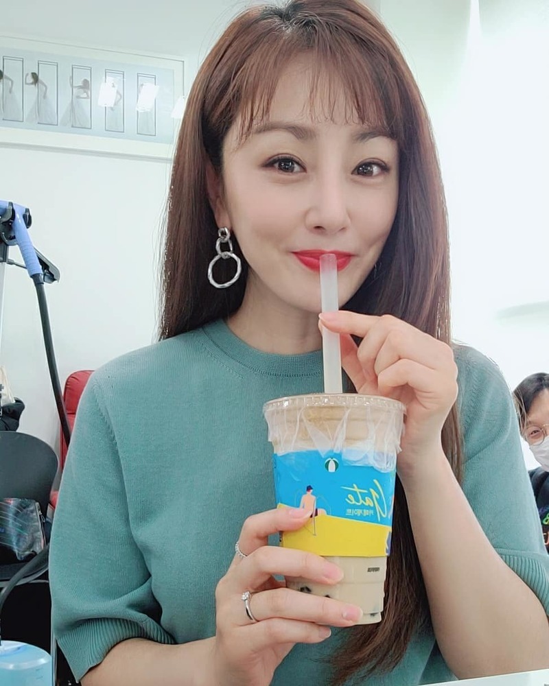 Actor Oh Na-ra reveals recent eventsOh Na-ra posted two photos on his instagram on July 8 with an article entitled Did you have a delicious lunch? Bubble tea for dessert.Oh Na-ra, who is drinking bubble tea in the public photo, is showing off her pure beautiful looks.Oh Na-ras bright, lovely vibe captures SightThe netizens who watched the photos responded It is so beautiful and It is during the whole time.On the other hand, Oh Na-ra is about to broadcast the first MBC drama Shishi General on July 15th.