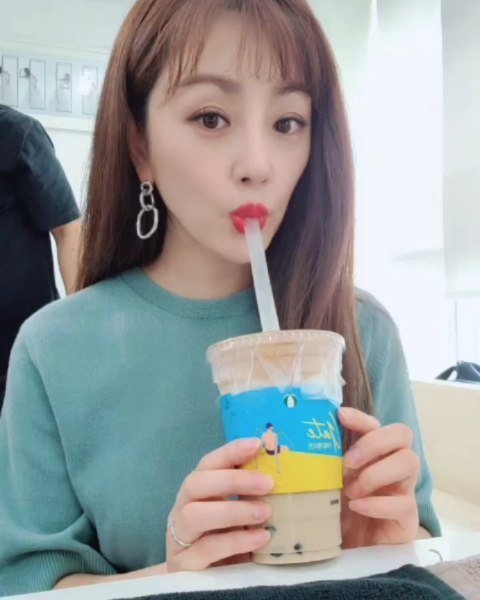 Actor Oh Na-ra reveals recent eventsOh Na-ra posted two photos on his instagram on July 8 with an article entitled Did you have a delicious lunch? Bubble tea for dessert.Oh Na-ra, who is drinking bubble tea in the public photo, is showing off her pure beautiful looks.Oh Na-ras bright, lovely vibe captures SightThe netizens who watched the photos responded It is so beautiful and It is during the whole time.On the other hand, Oh Na-ra is about to broadcast the first MBC drama Shishi General on July 15th.