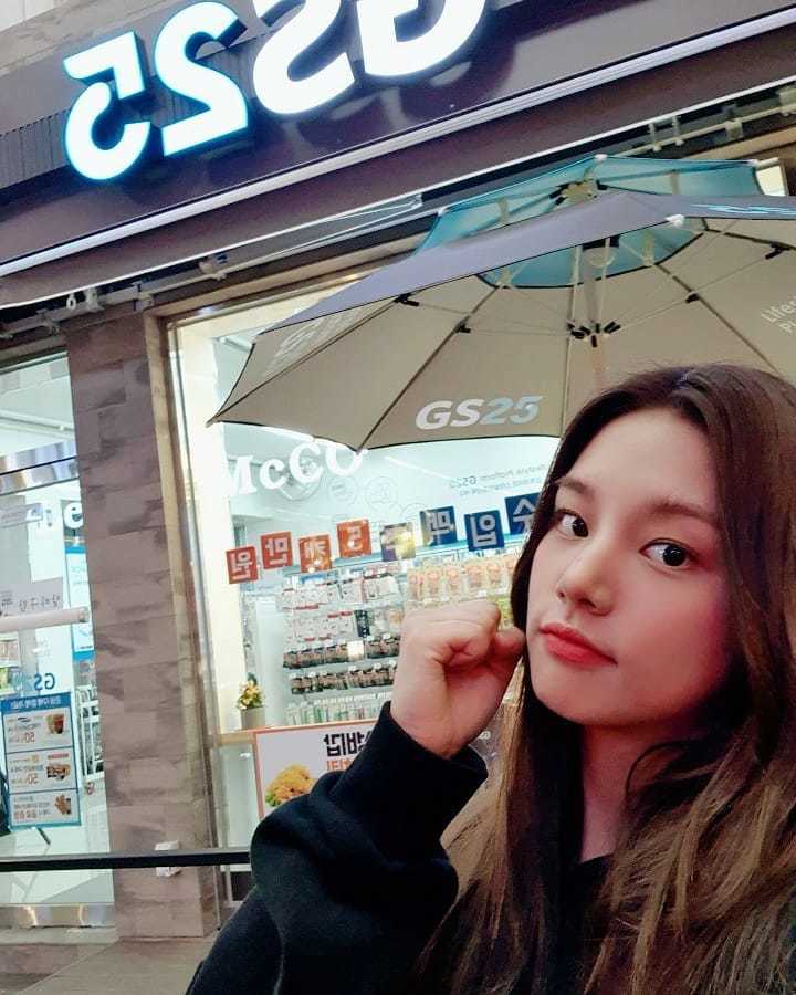 Cock.Chelebratory photo by Ahn Sol-bin in front of Convenience storeand shared the message.Group LABOUM member Ahn Sol-bin posted two photos on the official Instagram on July 8 with the phrase Chark in front of Convenience store.In the photo, Ahn Sol-bin is holding a fist in front of the SBS Convenience store morning star Convenience store.He thrilled fans with his long straight hair and charming eyes.
