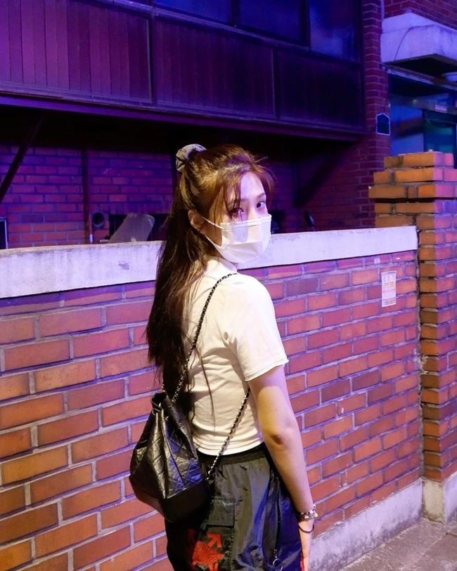 Joy posted several photos on her Instagram account on the night of the 7th with emoticons.The photo shows Joy taking a picture in front of the construction site in the middle of the night. Even in the dark, Joys lovely beautiful looks shine.The netizens who responded to this responded that Swimming is where the hell is this place, It is hip and so beautiful and The ratio is crazy.Meanwhile, Joy released OST Part 2 Introduce me to a good person in March.