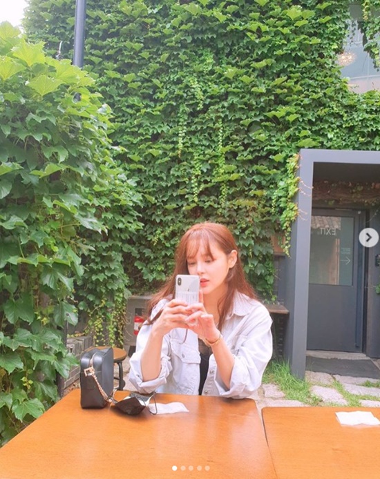 Park Si-yeon recalled memories with Cha Ye-ryunPark Si-yeon posted several photos on his Instagram on the 8th, saying, Yesterday, old feeling, take pictures of each other.Park Si-yeon in the public photo is touching his cell phone surrounded by green plants.The beautiful beauty of Park Si-yeon, which shines in a natural atmosphere, catches the eye.Cha Ye-ryun, who spent time with Park Si-yeon on the same day, also attracts attention.Cha Ye-ryuns modest yet sophisticated visuals, which are tied together in white shirts and black pants, are admirable.On the other hand, Park Si-yeon has performed in the TVN Hwayang Yeonhwa which has recently been concluded, and is about to appear in the Sanhu Cookery which is scheduled to be broadcasted for the first time in November.Photo: Park Si-yeon Instagram