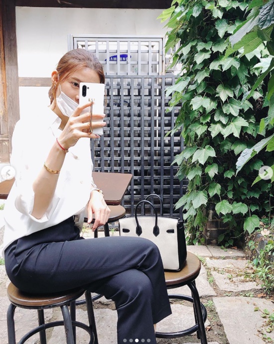 Park Si-yeon recalled memories with Cha Ye-ryunPark Si-yeon posted several photos on his Instagram on the 8th, saying, Yesterday, old feeling, take pictures of each other.Park Si-yeon in the public photo is touching his cell phone surrounded by green plants.The beautiful beauty of Park Si-yeon, which shines in a natural atmosphere, catches the eye.Cha Ye-ryun, who spent time with Park Si-yeon on the same day, also attracts attention.Cha Ye-ryuns modest yet sophisticated visuals, which are tied together in white shirts and black pants, are admirable.On the other hand, Park Si-yeon has performed in the TVN Hwayang Yeonhwa which has recently been concluded, and is about to appear in the Sanhu Cookery which is scheduled to be broadcasted for the first time in November.Photo: Park Si-yeon Instagram
