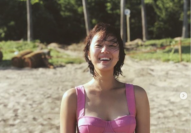 Actor Yoon Jin-seo reveals his love for Sea9th day Yoon Jin-seo said through his instagram, I love Sea and I live close to it, and I feel the preciousness of clean water and learn many things to keep.I wake up in the morning and walk to Sea, Surfing and enjoying, and sometimes I spend a whole time lying on the sand market.While staying there, the word Earth is close, the wide Sea is friendly, and the sun in the sand is warm. Is there another place like this?We will be willing to spend a small amount of time to protect this place. The photo, which was released together, shows Yoon Jin-seo smiling at Jeju Island Sea, and picks up beach garbage with his acquaintance.Especially, the relaxed appearance of Yoon Jin-seo enjoying Surfing catches the eye.Meanwhile, Yoon Jin-seo married a non-entertainer in 2017 and bought an old farm house in Jeju Island and is living in a direct renovation.