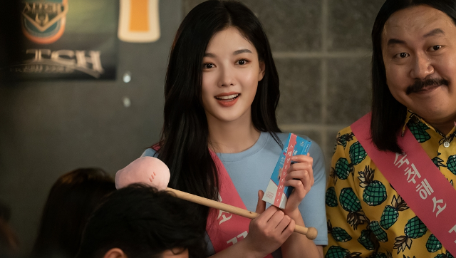 Convenience store morning star Kim Yoo-jung leaves Convenience store and starts delivery alba.The bombshell of Kim Yoo-jung, which SBSs Convenience store morning star did not even think of, raised the question for the next story.The ending of the sixth round was finished with the star saying I will quit the Convenience store to Choi Dae-heon (Ji Chang-wook).In fact, the star was leaving the Convenience store for Choi Dae-heon.The star still likes Choi Dae-heon, but he did not want Choi Dae-heon to be hard because of his heart.I know how much the star likes Choi Dae-heon and I know the star that was full of affection for the Convenience store so that I can say I just feel good when Im on the counter.In the 7th scene released by the production team of Convenience store morning star on the 9th, attention is focused on the appearance of the star who started a new Alba leaving the Convenience store.In the open photo, the star is wearing a delivery rider, not a blue Convenience store vest that was always worn.The star, who makes everything hard, drives a delivery bike and travels all over the neighborhood.However, delivery Alba is not easy, and the appearance of the star, which seems to be tired, is sad.Its not the end of the story. The star is spending twenty-four hours at night, running to promotional alba.I am having a busy day doing Alba without rest than when I was in the Convenience store.What happened to the star who left the Convenience store?In addition, the interest of viewers is increasing whether the star is really leaving Choi Dae-heon and Convenience store.In the 7th preliminary video, it was filled with a picture of a devastated star as if he had been fraudulent in real estate, and he guessed that a stormy incident occurred to the star.In addition, Choi Dae-heon is expected to be seen in the Convenience store, and it is raising the question of why the star who quit Alba came back to the Convenience store.SBS Jackson Convenience store morning star 7th will be broadcast at 10 pm on the 10th.