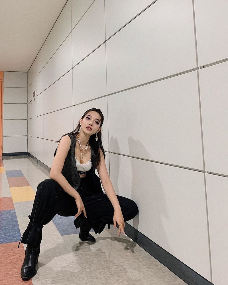 Jeon So-min emanated the charm of the Girl Crush.Group KARD member Jeon So-min posted a picture on July 9 with an emoticon on his instagram.In the photo, Jeon So-min poses in stage costumes, which thrilled fans by boasting of his extraordinary force and beauty.