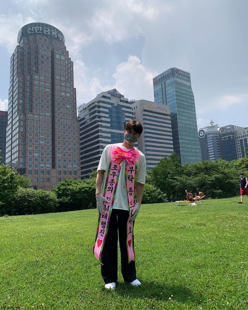 Broadcaster Cho U-jong becomes human wreathOn July 9, KBS Cool FM Cho U-jongs FM Instagram posted several photos with the article Cho U-jongs FMs march I would like to ask you for a wreath Cho U-jong who walked around Yeouido today.In the open photo, Cho U-jong is walking around Yeouido as a human wreath despite the heat.The wreath contains the phrase I would like to ask you for the FM of Cho U-jong, which robs the eye.