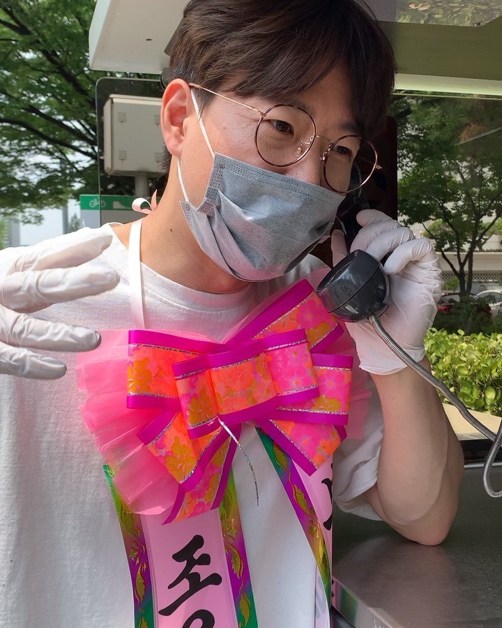 Broadcaster Cho U-jong becomes human wreathOn July 9, KBS Cool FM Cho U-jongs FM Instagram posted several photos with the article Cho U-jongs FMs march I would like to ask you for a wreath Cho U-jong who walked around Yeouido today.In the open photo, Cho U-jong is walking around Yeouido as a human wreath despite the heat.The wreath contains the phrase I would like to ask you for the FM of Cho U-jong, which robs the eye.