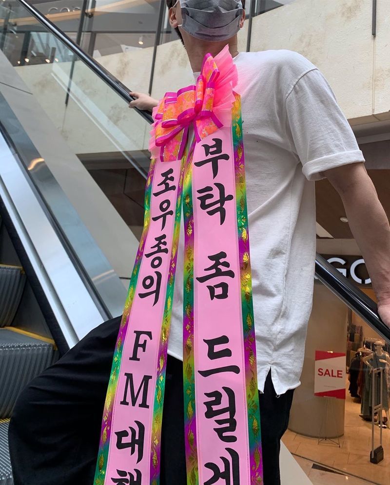 Broadcaster Cho U-jong becomes human wreathOn July 9, KBS Cool FM Cho U-jongs FM Instagram posted several photos with the article Cho U-jongs FMs march I would like to ask you for a wreath Cho U-jong who walked around Yeouido today.In the open photo, Cho U-jong is walking around Yeouido as a human wreath despite the heat.The wreath contains the phrase I would like to ask you for the FM of Cho U-jong, which robs the eye.