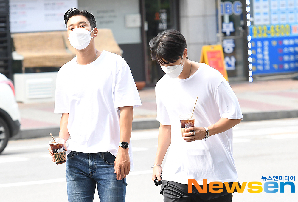 Group Super Junior Siwon and Dong-Hae are returning to the station after a mid-out with a rehearsal and performance of K-POP Global Donation Concert World Vision World is ONE to overcome Corona 19 held at MBC Dream Center in Dong-gu, Ilsan, Gyeonggi Province on July 9.On the other hand, the stage will be attended by space girl, Super Junior, Mama Moo, Stray Kids, SF9, April, Enflying, Omai Girl, KARD, Ha Sung Woon and Hayes.