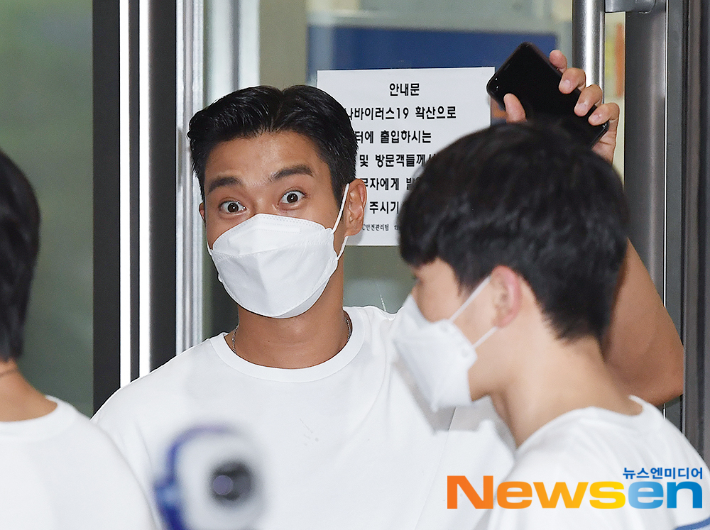 Group Super Junior Choi Siwon (Siwon) is entering the broadcasting station again after an intermediate outing, attending the rehearsal and performance of K-POP Global Donation Concert World Vision World is ONE to overcome Corona 19 held at MBC Dream Center in Dong-gu, Ilsan, Goyang, Gyeonggi Province on July 9 afternoon.On the other hand, the stage will be attended by space girl, Super Junior, Mama Moo, Stray Kids, SF9, April, Enflying, Omai Girl, KARD, Ha Sung Woon and Hayes.