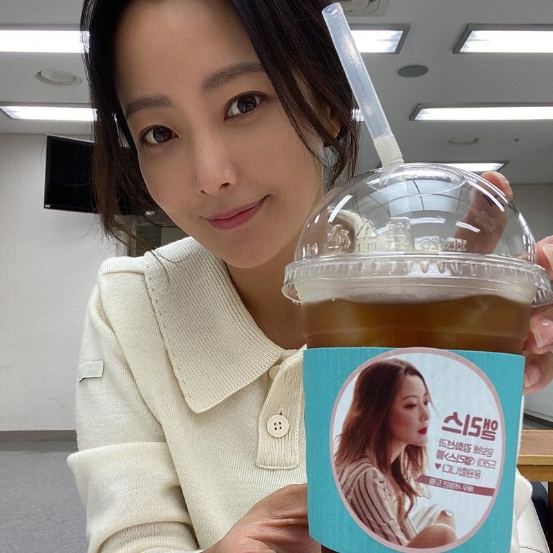 Kim Hee-sun impressed with Seas Coffee or Tea GiftActor Kim Hee-sun posted a picture on his instagram on July 9 with an article entitled Seo, how can you be so lovely?The photo shows Kim Hee-sun posing in the background of Coffee or Tea sent by Seo on the SBS new drama Alice.The deep friendship between the two Actors is impressive.