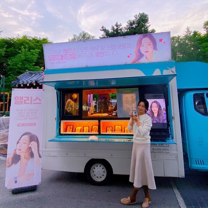 Kim Hee-sun impressed with Seas Coffee or Tea GiftActor Kim Hee-sun posted a picture on his instagram on July 9 with an article entitled Seo, how can you be so lovely?The photo shows Kim Hee-sun posing in the background of Coffee or Tea sent by Seo on the SBS new drama Alice.The deep friendship between the two Actors is impressive.