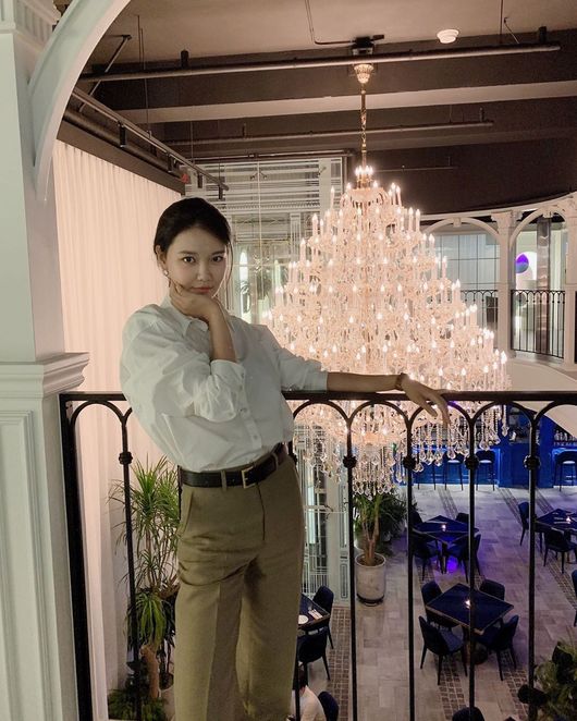 Actor Choi Sooyoung showed off a remarkable percentage and Maria Full of Grace.Choi Sooyoung posted a light bulb-shaped emoticon on his instagram on the 9th.In addition, Choi posted a picture taken at a restaurant, showing Choi Sooyoung taking a picture in the background of a huge and beautiful Chandelier.Choi Sooyoung, who has his hair tied, boasts a small face like a fist and a slender glamor.With a huge Chandelier in the background, it is more luxurious, and Maria Full of Grace is felt.MeanwhileChoi Soo Young appears in JTBCs new drama Run On.