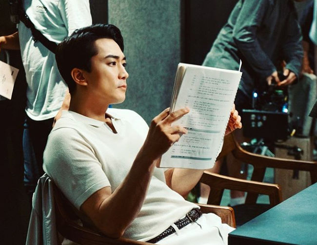 Actor Song Seung-heon revealed the unusual side line and told the recent script practice.On the 9th, Actor Song Seung-heon posted a picture through personal SNS.In the open photo, Song Seung-heon is concentrating on the script at the shooting scene.Especially, I read the script with a strong self-assertiveness that is a piece of one piece, and it made the fans of women once again excited.On the other hand, Song Seung-heon is currently working on MBC I want to eat with you as Kim Hae-kyung and is in a good relationship with Actor Seo Ji-hye.Song Seung-heon SNS Capture