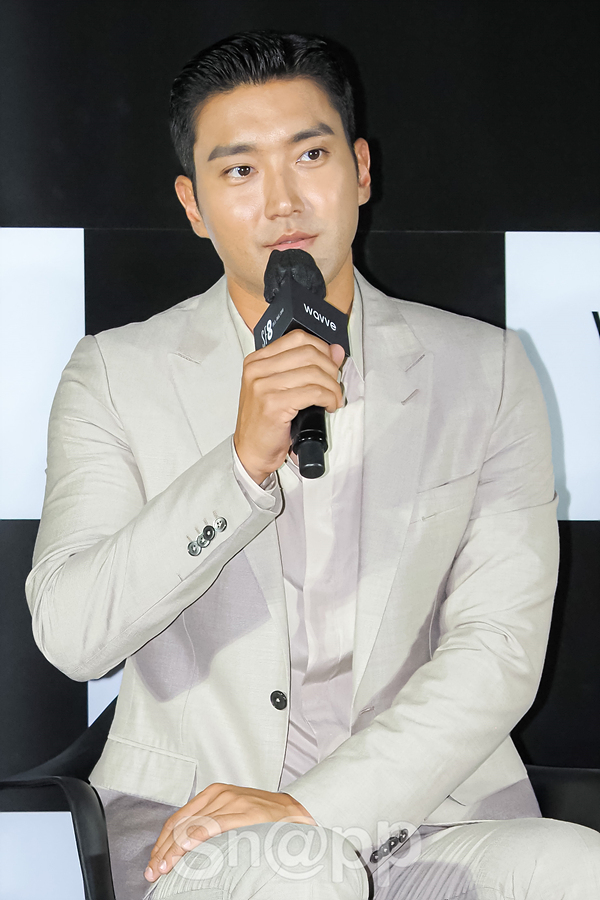 Choi Siwon poses at the SF8 project production report held at Seoul CGV Yongsan Eye Park Mall on the afternoon of the 8th.