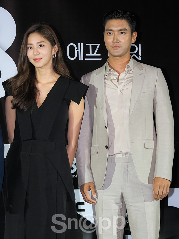 Uee and Choi Siwon pose at the SF8 project production report held at Seoul CGV Yongsan Eye Park Mall on the afternoon of the 8th.