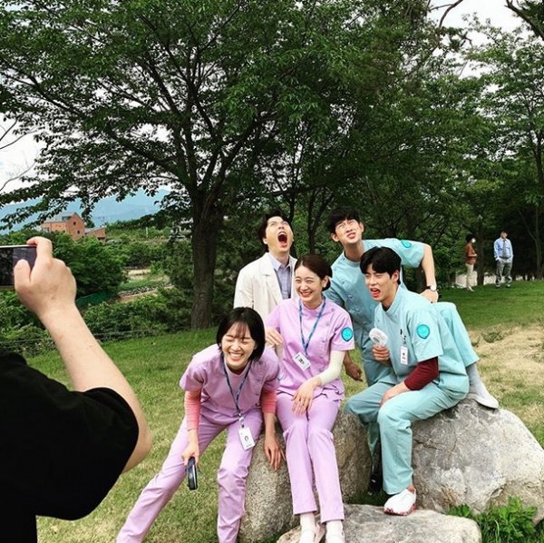 Kim Soo-hyun posted a picture on the 9th day Instagram with an article entitled Good Hospital.Kim Soo-hyun in the photo is taking group photos with a ridiculous look with the cast members in tvN Psycho is OK.On the other hand, Kim Soo-hyun played the role of Mun Gang-tae, a psychiatric ward guardian, in TVN Drama Psycho is OK.