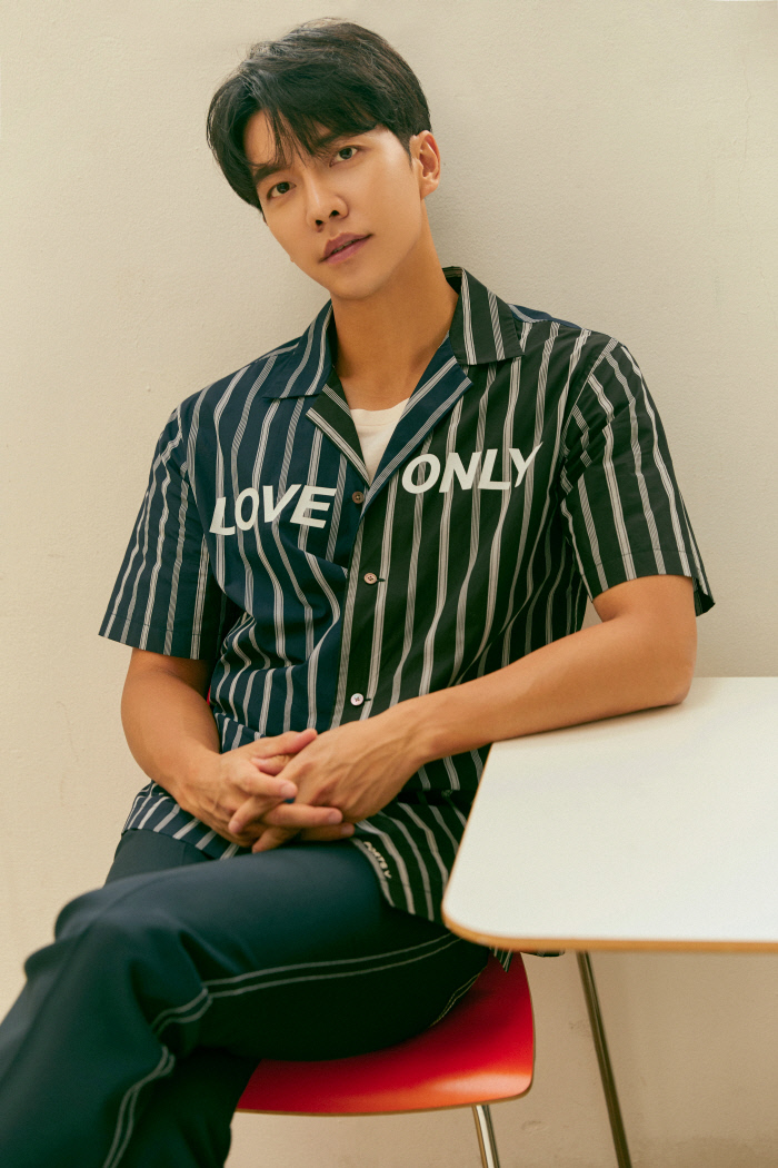 Singer Lee Seung-gi is already in his mid-30s.In 2004, a high school singer who caused the nationwide young man syndrome with My sister is my woman became a middle and high school student in the entertainment industry.Debut seventeen years. Id like to tell you Ive been doing well, because Ive had more hard work than good work.I think it was the power to come to 17 years without any difficulty to move my body so that I could not think about it without being deeply involved in the troubles of my activities. Lee Seung-gi recently confessed his feelings with Taiwanese youth star Ryu I-ho, singers, actors, and reasons for multiplayer as a broadcaster with Netflixs new entertainment Twogether in  and Interview.Twogethers popularity, unexpected gifts...Ryu I-ho liked it.As soon as Twogether was released, it was ranked in the top 10 in 10 countries, and it is said that the two youth travels provided refreshing healing to the worlds home theaters, which are suffering from Corona 19.I was glad to be broadcast in more than 190 countries, but I feel good to show interest and love in a short time at each Europe.It was hard to get close to the two friends who had different languages, cultures, and countries, but I think they were very sympathetic. Ryu I-ho, language, nationality, and culture were different, but it was difficult to communicate from the beginning, but it was not difficult to get close because of the common point of being a 30-year-old actor.I knew it as an actor. Ive never seen it in the movie Hello, My Girl, and I wanted to meet her because I felt good.The Friend also liked Korea so much that he traveled with his mother often and visited a favorite singer concert. He said he heard a lot of my songs. Haha.Even if he was active in Korea, many people were well adapted to empathize emotionally, and the energy was so bright that he could finish the trip safely.I remember shooting excitingly in the autumn of last year when I visited the travel destination recommended by Ryu Ho and fans, but I did not know that traveling abroad would be a story for others.At the time of shooting, I thought of the difference between going to the place recommended by the fan during the travel entertainment and playing games, but as the city became like this, it became the only Korean entertainment content to see overseas travel destinations.I felt strange. I was sorry that I could not go to Europe, where people met easily and airplanes came quickly.I hope you can give a lot of people a vicarious satisfaction at this time.Consuming images with entertainment? Thats my Engine of Youth.Netflix is the second entertainment work after you are the perpetrator.K entertainment content is proud of being a member of the same industry while watching the world around.Korea entertainment is a hardcore.Overseas entertainment is mainly a talk show, and Korea entertainment has various missions and dynamics.I have a strong spirit of challenge to make it impossible, so I do not want to see the condition of the star, but I think everyone is looking fresh because I have a mission even if I have a 1% possibility. He also expressed his respect for the creators.People who make Korean content are really great, because Korea entertainment is so creative and powerful that it is more brilliant to meet Netflix.Especially outdoor variety entertainment is the best in the world. You know, theres a saying that its only in Korea that it pops up in Asia.Ive never been surprised to see you with the crew again, and I thought it was cool to see you get on with your know-how in the past, even though youve been shooting abroad.In the meantime, he has built a friendly image by showing his face in various entertainments such as 1 night and 2 days, Little Forest, Death and Deacon, and Shin Seo Yugi.On the other hand, there was a gaze that the image was too wasted as a broadcaster rather than a singer or an actor.Well, I think its a waste of my life in a field I cant do well, but I dont think its consuming to want to do what I do well.I make mistakes, I reflect, I feel more humble, and I also have a better understanding and consideration of the crew and colleagues.The singer is on stage alone, and the actor thinks of my acting first, but entertainment has to study other peoples eyes.I want to keep the entertainment steady because I have an Engine of Youth that does something and breaks up. Finally, I asked him about his current troubles.Im seventeen years old, but I still have a long way to go.When I was a child, I thought it was the peak of retirement soon after seeing my 17th senior, but I feel that I have to lose more strength when I become this year.Its a time to put down your greed for success and keep your mind on manners, and I want to do this for a long time, but what do I do? This is my problem these days.