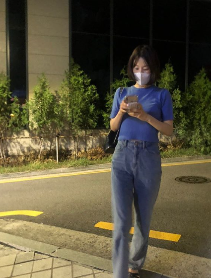 Actor Han Ji-hye recently reported on his current situation.On the 9th, Han Ji-hye posted a picture with his article Seoul, Seoul, a wonderful life seniors who respect so much through his instagram .Han Ji-hye in the public photo shows off her slender figure in a crop T-shirt and jeans. Han Ji-hyes superior appearance in the dark attracts attention.Meanwhile, Han Ji-hye is living in Jeju Island with her Husband.Photo: Han Ji-hye Instagram  