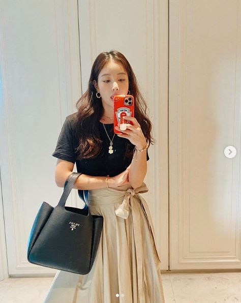 Actor Ki Eun-se flaunts ootdKi Eun-se posted two photos on her instagram on the 9th day with an article entitled Flame Tootd for a long time.Ki Eun-se in the public photo is taking a picture of the day through a mirror. Ki Eun-se has a chic but lovely charm with a black short-sleeved T-shirt and beige long skirt.Meanwhile, Ki Eun-se is appearing on SBS FiL entertainment program Home Derela.Photo: Ki Eun-se SNS