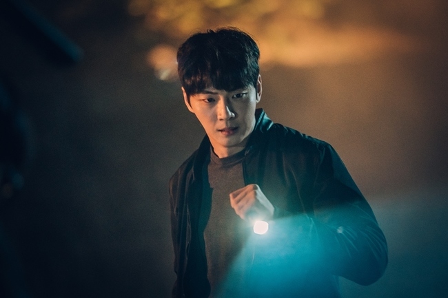 Yoon Shi-yoon is in a desperate Danger.The new OCN original Trane (playplayed by Park Ga-yeon/directed by Ryu Seung-jin and Lee Seung-hoon/produced two frames) is a Detectives World Mystery drama that intervenes in serial killings to protect precious people in two Worlds divided into moments of Choices on the night of the murder.Yoon Shi-yoon played Seo Do-won, the head of the 3rd team of Mugyeong Police Station, who was able to reach the head of the homicide team at an early age by throwing his whole body in the Trane.AWorld Seo Do-won, a police officer who tried to pay his fathers sins instead of crossing the parallel world, and BWorld Seo Do-won, a police officer who lived a life at stake due to his fathers sin, are challenging and expecting another two-player role as a drama and drama.In this regard, Yoon Shi-yoon is attacked by someone and his face is covered with blood, and the tension is blown up.In the play, Seo Do-won was caught by an unidentified person while investigating at Mugyeong Station, a dismantling car station. Seo Do-won struggles to find clues by shining a flashlight with persistent eyes.But a sudden attack, blood flowing down one side of the face, seriously injured and falling in the middle of the track.I am curious about what Seo Do-won was looking for in Mugyeong Station and who is the perpetrator who put Seo Do-won in Danger.The screen of the question, which was performed by Yoon Shi-yoon, was filmed at Yeongju Station in Yeongju City, Gyeongsangbuk-do with the cooperation of the Korea Railroad Daegu Gyeongbuk Institute of Science and Tech Headquarters.As I had to draw Mugyeong Station, which is the closed station, the train station, which is the place of shooting, was more important than anything else.A highly complete screen was born under the support of the Korea Railroad Daegu Gyeongbuk Institute of Science and Tech Headquarters, which selected Yeongju Station.In particular, Yoon Shi-yoon checked the details from the shooting to the details, and performed the acting of the whole body.kim myeong-mi