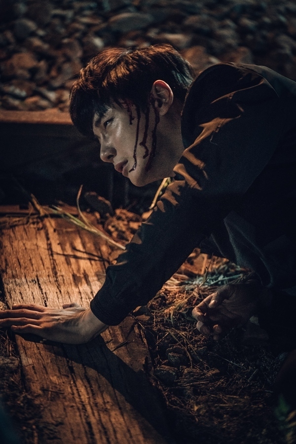 Yoon Shi-yoon is in a desperate Danger.The new OCN original Trane (playplayed by Park Ga-yeon/directed by Ryu Seung-jin and Lee Seung-hoon/produced two frames) is a Detectives World Mystery drama that intervenes in serial killings to protect precious people in two Worlds divided into moments of Choices on the night of the murder.Yoon Shi-yoon played Seo Do-won, the head of the 3rd team of Mugyeong Police Station, who was able to reach the head of the homicide team at an early age by throwing his whole body in the Trane.AWorld Seo Do-won, a police officer who tried to pay his fathers sins instead of crossing the parallel world, and BWorld Seo Do-won, a police officer who lived a life at stake due to his fathers sin, are challenging and expecting another two-player role as a drama and drama.In this regard, Yoon Shi-yoon is attacked by someone and his face is covered with blood, and the tension is blown up.In the play, Seo Do-won was caught by an unidentified person while investigating at Mugyeong Station, a dismantling car station. Seo Do-won struggles to find clues by shining a flashlight with persistent eyes.But a sudden attack, blood flowing down one side of the face, seriously injured and falling in the middle of the track.I am curious about what Seo Do-won was looking for in Mugyeong Station and who is the perpetrator who put Seo Do-won in Danger.The screen of the question, which was performed by Yoon Shi-yoon, was filmed at Yeongju Station in Yeongju City, Gyeongsangbuk-do with the cooperation of the Korea Railroad Daegu Gyeongbuk Institute of Science and Tech Headquarters.As I had to draw Mugyeong Station, which is the closed station, the train station, which is the place of shooting, was more important than anything else.A highly complete screen was born under the support of the Korea Railroad Daegu Gyeongbuk Institute of Science and Tech Headquarters, which selected Yeongju Station.In particular, Yoon Shi-yoon checked the details from the shooting to the details, and performed the acting of the whole body.kim myeong-mi